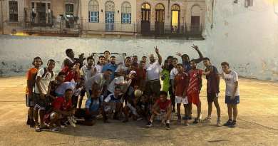 El Taiger juega fútbol con jóvenes cubanos en barrio de Centro Habana