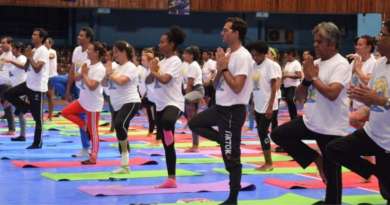 Más de 200 cubanos participaron en sesión de yoga colectiva en la Habana