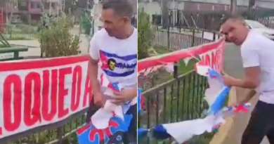 Cubano rompe carteles en la Embajada del régimen en Chile: "El 11 de julio vive"