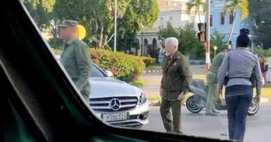 Motorista impacta Mercedes Benz en el que viajaba el comandante Ramiro Valdés