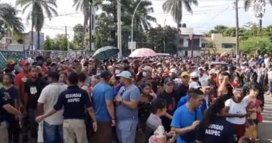 Caos y largas filas de cubanos en oficina migratoria de Tapachula
