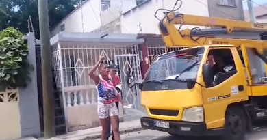 Cubana se enfrenta a trabajadores de Empresa Eléctrica por mal servicio y rotura de equipos