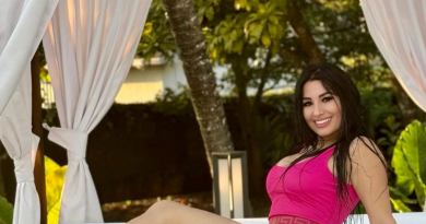 Heydy González seduce posando sexy con bañador rosa