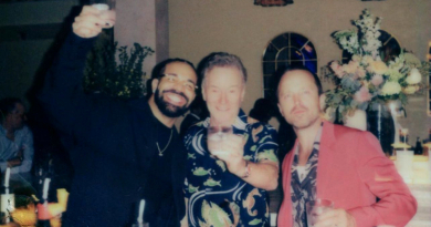 Actores de la serie Breaking Bad sirven cócteles en cumpleaños de Drake en Miami