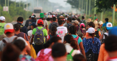 Mayor caravana migrante de 2023 bloquea carretera en México