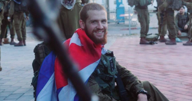 Joven judío cubano porta la bandera nacional en las filas del ejército de Israel
