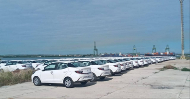 Descargan lote de autos Hyundai en el puerto del Mariel