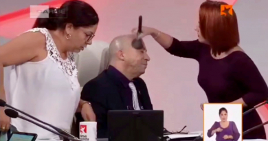 Delicado momento televisivo: Maquillan a Randy Alonso durante emisión de Mesa Redonda sobre drogas en Cuba