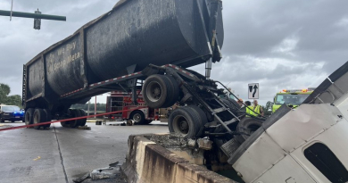 Camión con remolque queda colgando en autopista de Florida
