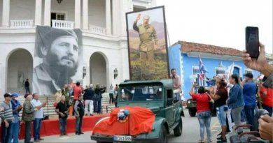 Pasean por segundo año cuadro gigante de Fidel Castro por calles de Sancti Spíritus