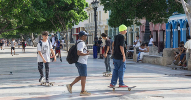 Jóvenes cubanos abandonan los estudios para trabajar