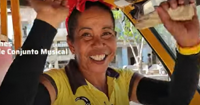 Madre cubana conduce un mototaxi por el día y dirige una orquesta en las noches