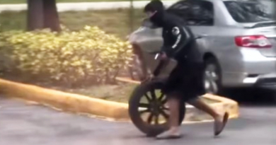 Captan en cámara a presunto ladrón de rueda de carro en Miami