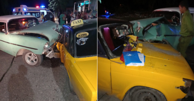 Accidente de Chevrolet y Lada en La Habana deja deformada la carrocería del "almendrón"
