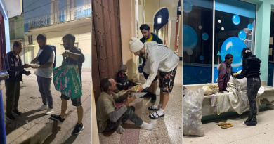 Jóvenes cubanos entregan alimentos a mendigos en Santa Clara
