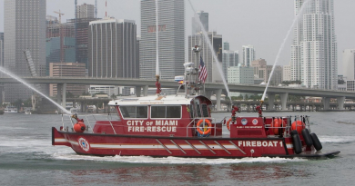Rescatistas buscan a pasajero de un bote alquilado que cayó al río Miami 