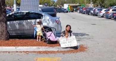 Cubano increpa a madre que pide limosna con sus hijos en parqueo de EE.UU.: "Eso es abuso infantil"