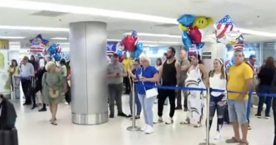 Cientos de cubanos llegan al aeropuerto de Miami con parole humanitario