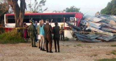 Muere chofer de ómnibus tras estrellarse contra una casa en La Coloma, Pinar del Río
