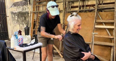 Peluqueros solidarios cortan gratis el cabello a mujeres en La Habana