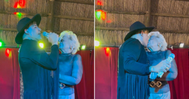Eduardo Antonio besa a una fanática en pleno show