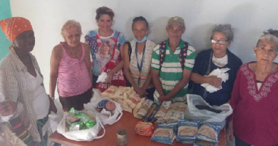 Cubanos entregan alimentos a ancianos vulnerables en La Habana 