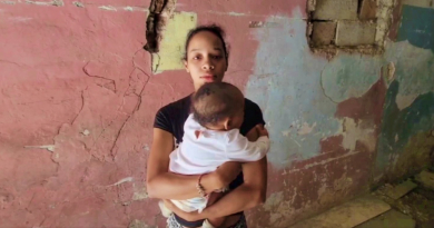 Autoridades amenazan con desalojar a una adolescente con su bebé de un local en La Habana