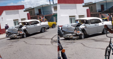 Chevrolet sufre fuertes daños tras impactarse contra un camión en Holguín