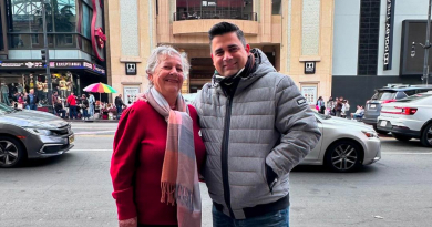 ¡Con la mejor compañía! Presentador cubano Abel Álvarez lleva a su madre al paseo de la fama de Hollywood