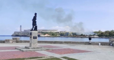 Humo de un incendio cercano al Morro llega al malecón de La Habana