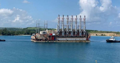 Una de las centrales eléctricas flotantes ancladas en puerto cubano parte hacia Guyana
