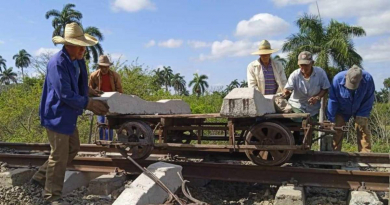 Reparan vía de ferrocarril tras descarrilarse tren con petróleo en Sancti Spíritus