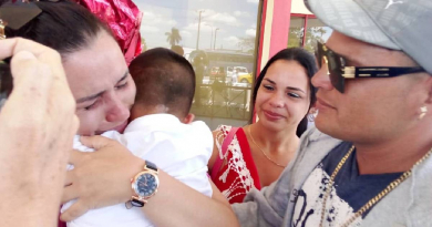 Familiares reciben entre lágrimas a cubanos varados en Haití