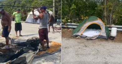 Cubanos sobreviven en campamento en una carretera de los Cayos de Florida