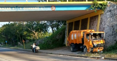 Camión de recogida de basuras sufre accidente en La Habana