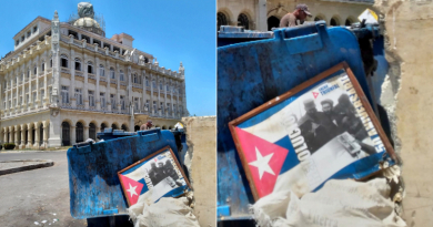 Cartel propagandístico con imagen de Fidel Castro termina en la basura frente al Museo de la Revolución