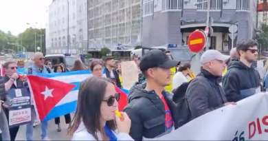 Médicos cubanos protestan por demoras en proceso de homologación de títulos en España