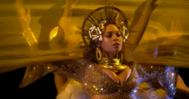 La espectacular actuación de Beyoncé en los Grammy como diosa de la maternidad