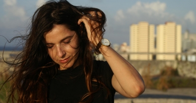 Despiden a joven actriz cubana por “ofender a los dirigentes de la Isla en Internet”