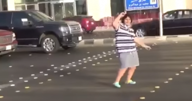 Policía de Arabia Saudí detiene a un adolescente por bailar en la calle