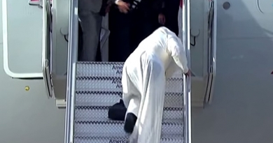 El tropezón del papa Francisco mientras subía al avión en Estados Unidos