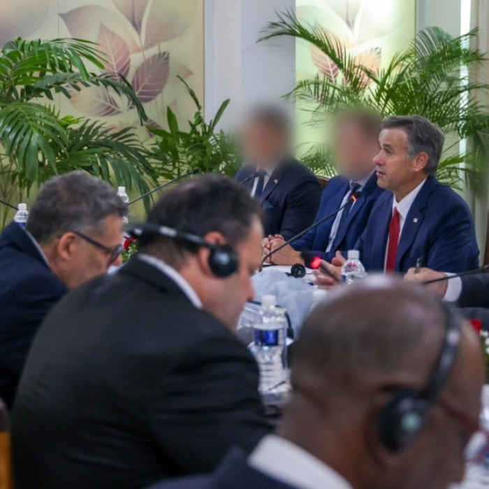 بحسب شبكة سي بي إس نيوز، فإنّ عناصر الميليشيات الذين ألقوا القبض على مادورو حضروا اجتماعاً لوكالة المخابرات المركزية في كوبا.