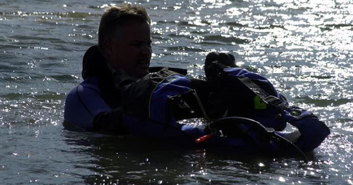 Buzos buscan cuerpo en el mar © Marine Corps Base Camp Lejeune