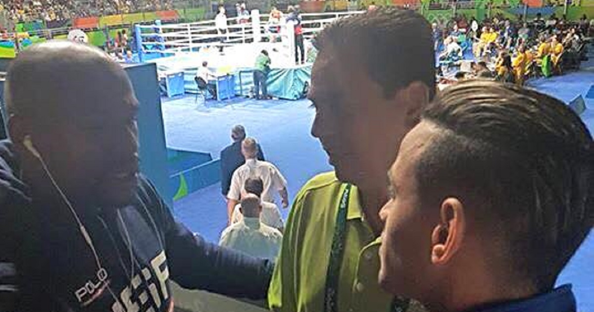  © Floyd Mayweather aconseja a boxeador cubano Robeisy Ramirez en Río 2016