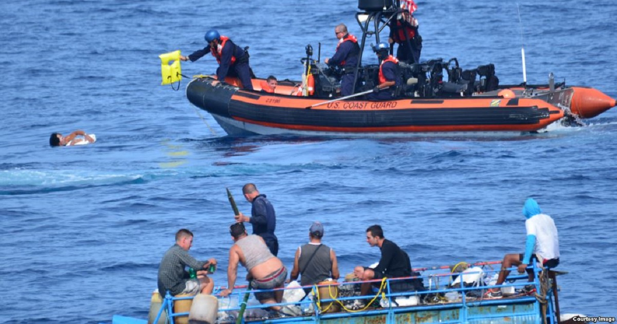  © Devuelve la Guardia Costera a las autoridades cubanas un grupo de 33 balseros