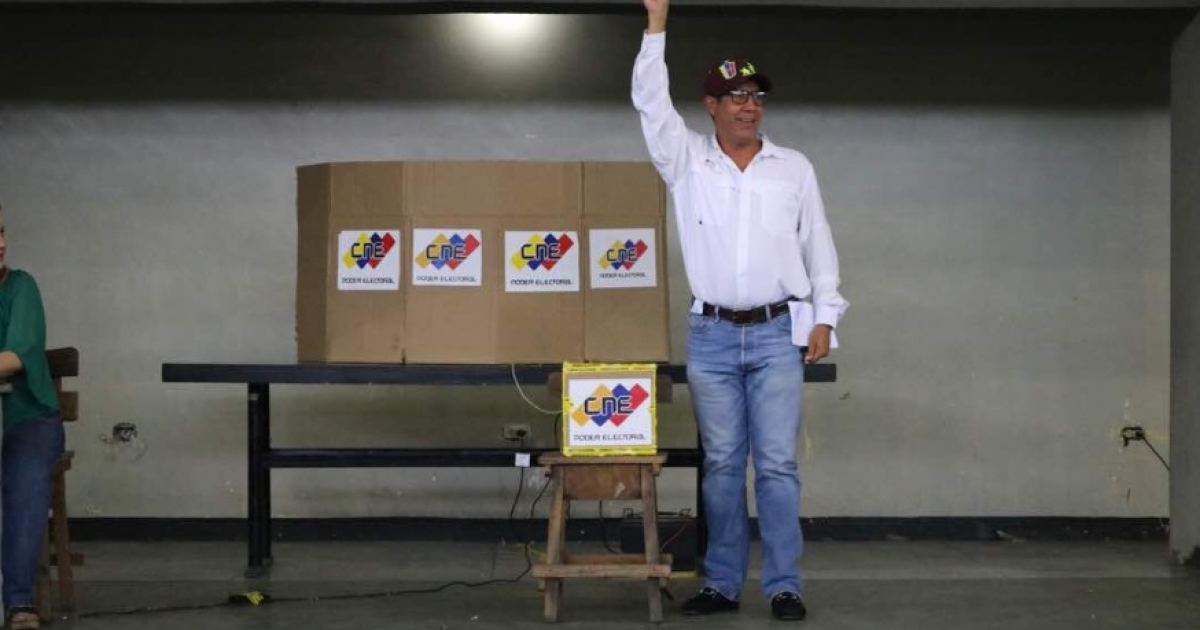 El opositor venezolano Henri Falcón momentos después de votar. © Twitter / @HenriFalconLara