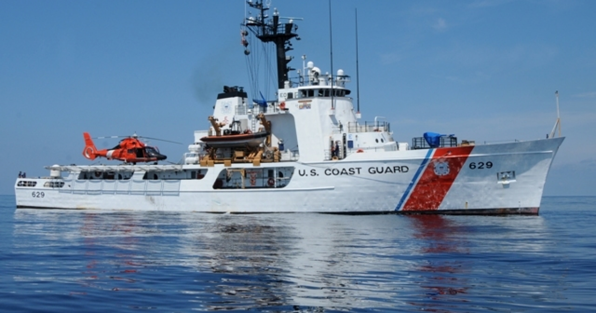 Embarcación de la Guardia Costera de EE.UU. navegando durante un operativo © Coast Guard Compass
