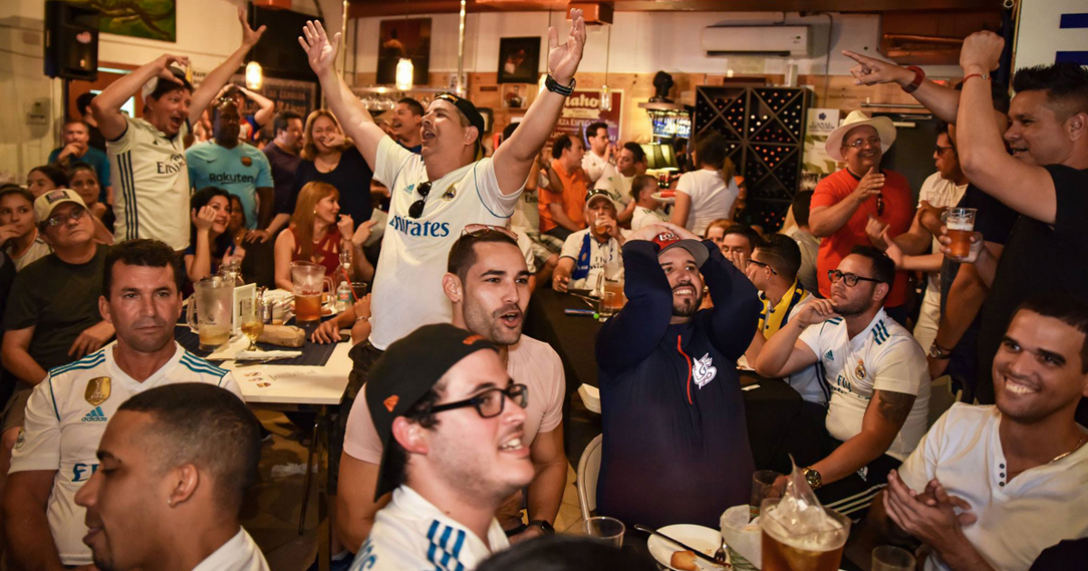 Aficionados del Real Madrid en el Real Café de Miami
