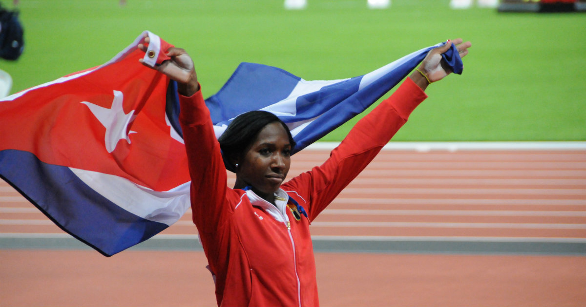 La pertiguista cubana Yarisley Silva sujeta la bandera de Cuba © Wikimedia Commons