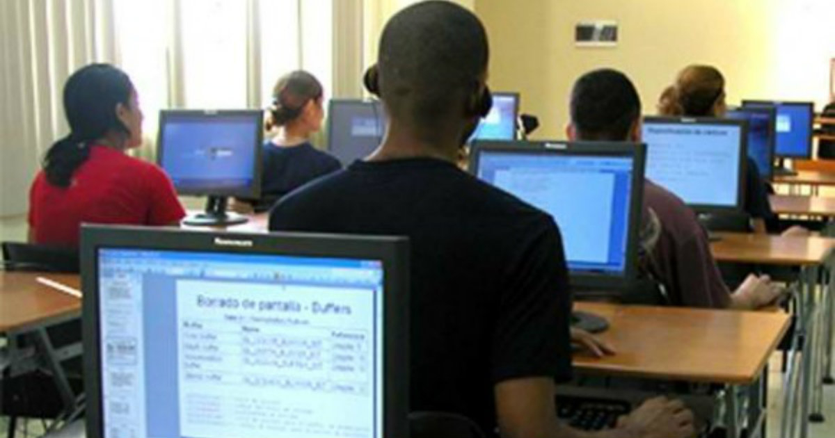 Aula de computación en la Universidad de La Habana. © Cubadebate.